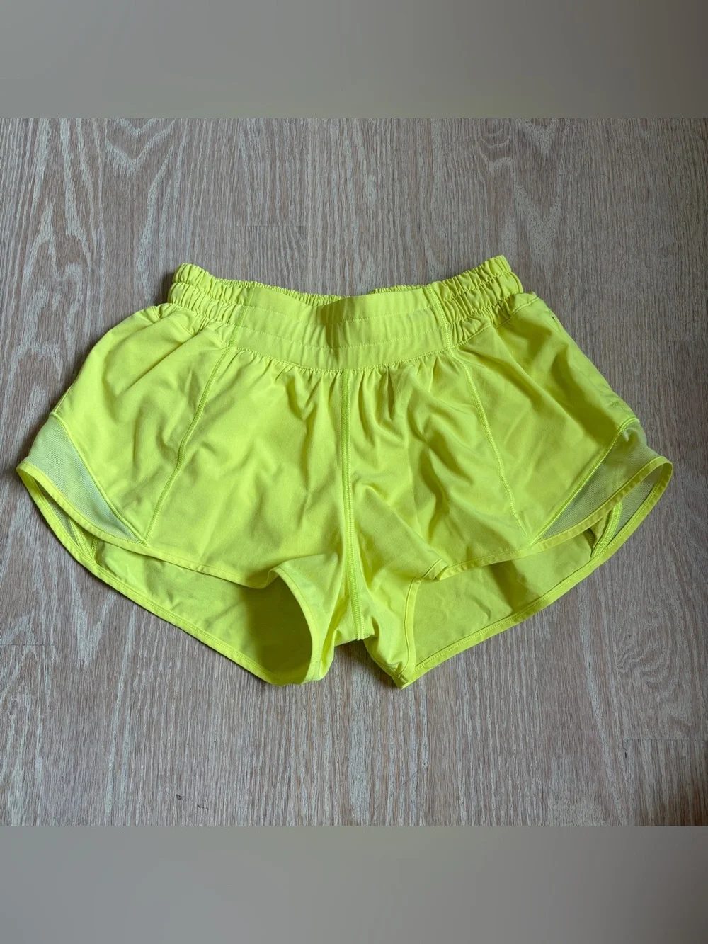 Lululemon Athletica Hotty Hot Low-Rise Lined Short 2.5 Inseam Electric Lemon - Picture 7 of 12